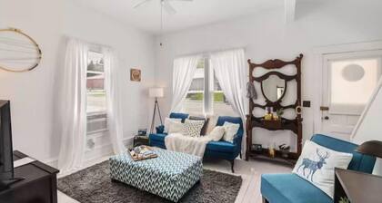 Charming, cozy, vintage house located in the historic Silver Valley.