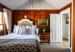 3 bedrooms, in-room safe, desk, iron/ironing board