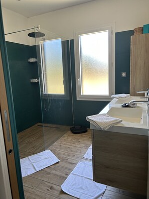 Shower, hair dryer, towels, soap - Superb villa with pool in the maquis, 5 minutes from Santa Giulia! (Porto-Vecchio)