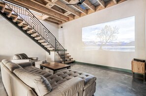 Smart TV, libros y estéreo 