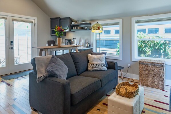 Smart TV, books - Courtside Cottage - WalkScore 93 - Dog Friendly (Ashland)