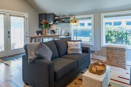 Courtside Cottage - WalkScore 93 - Dog Friendly