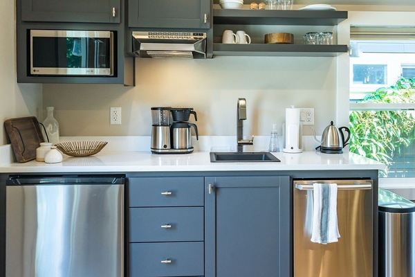 Refrigerador, microondas, cafetera/tetera, tostadora