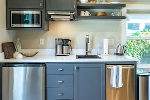 Fridge, microwave, coffee/tea maker, toaster - Courtside Cottage - WalkScore 93 - Dog Friendly (Ashland)