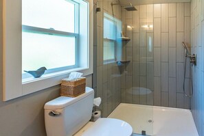 Shower, hair dryer, towels, soap - Courtside Cottage - WalkScore 93 - Dog Friendly (Ashland)