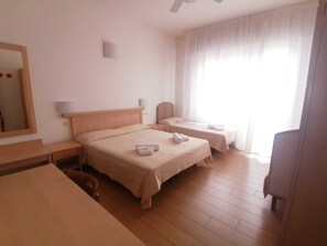 基础三人房 | 客房内保险箱、免费 WiFi、床单