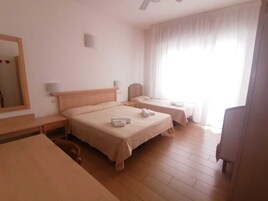 Habitación triple básica | Caja fuerte, wifi gratis, ropa de cama