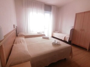 Family Quadruple Room, Sea View | In-room safe, free WiFi, bed sheets - HOTEL SANTANNA (Rimini)