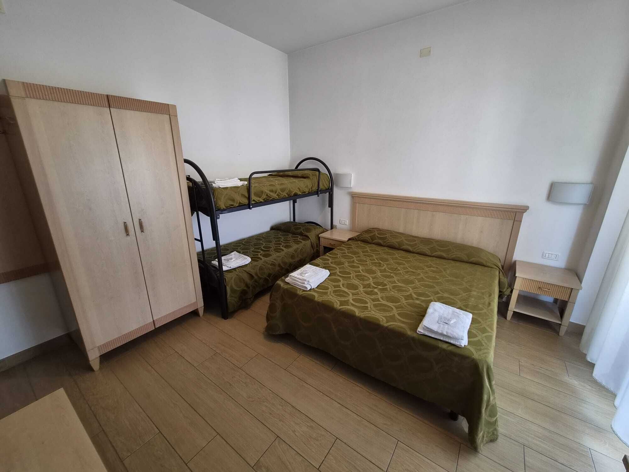 Eenvoudige vierpersoonskamer | Een kluis op de kamer, gratis wifi, beddengoed