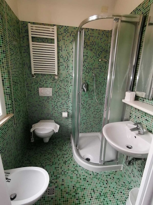A bathroom with a shower, toilet, and sink. - HOTEL SANTANNA (Rimini)