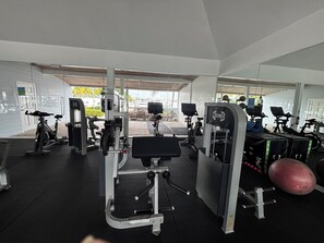 Fitness facility - Breathtaking Pool Front 3-Bedroom Condo, Just 8-Min Walk to Pristine Beach! (Nassau)