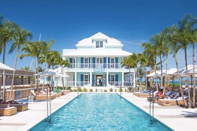 Breathtaking Pool Front 3-Bedroom Condo, Just 8-Min Walk to Pristine Beach!