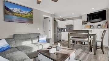 Een smart-tv, een open haard en boeken