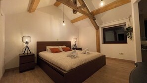 2 bedrooms, desk, travel cot, free WiFi