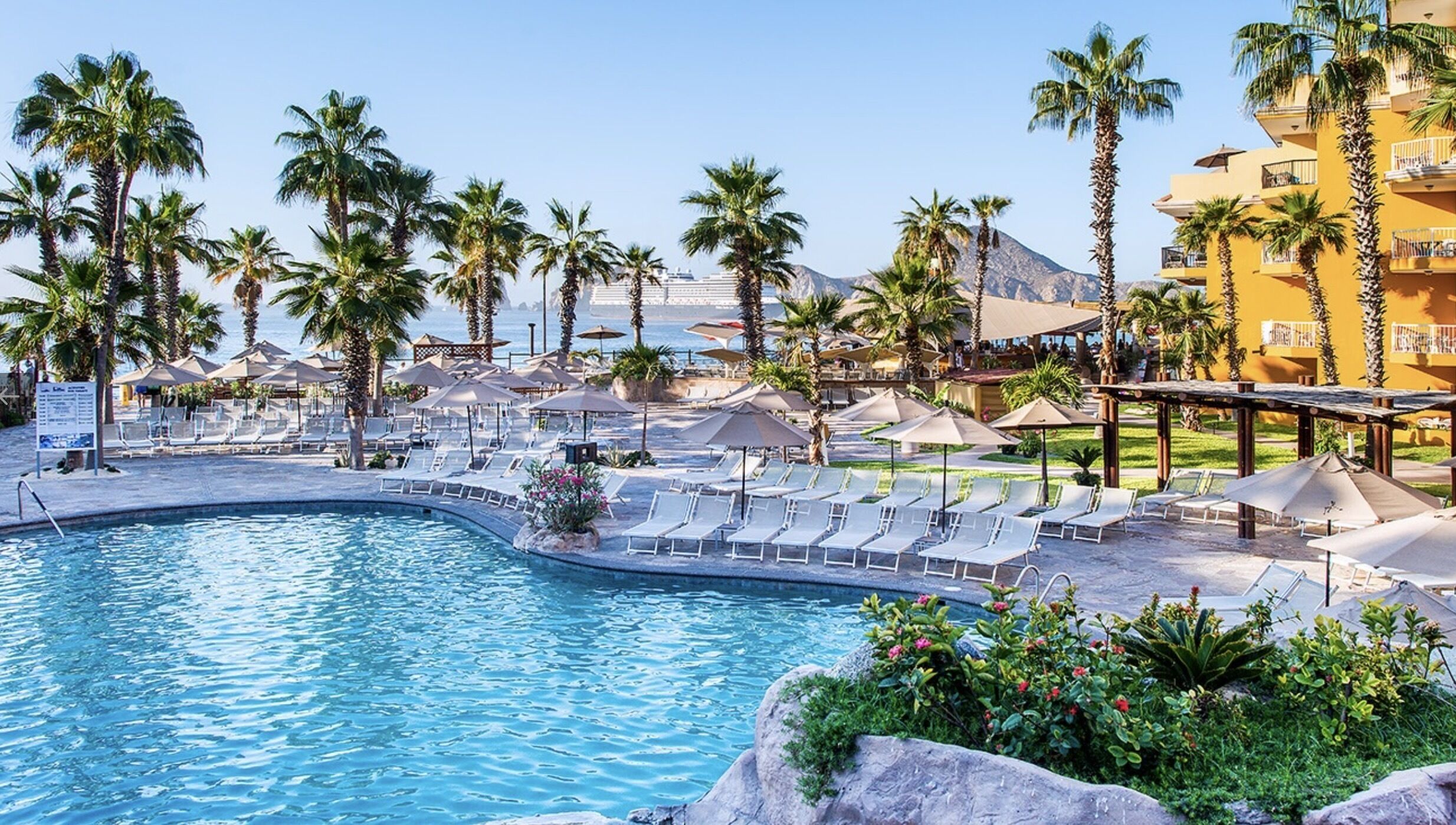 Een buitenzwembad, een verwarmd zwembad