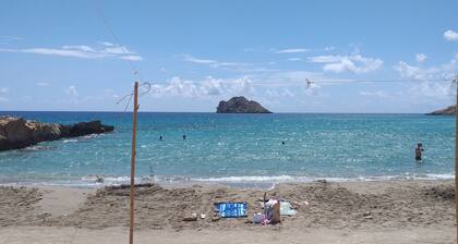 Apartment with swimming pool and beaches 8 mns away