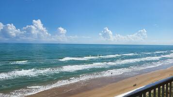 En la playa, camastros y toallas de playa