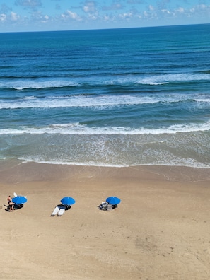 Plage, chaises longues, serviettes de plage