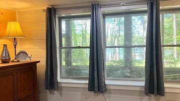 5 bedrooms, desk, iron/ironing board, travel crib