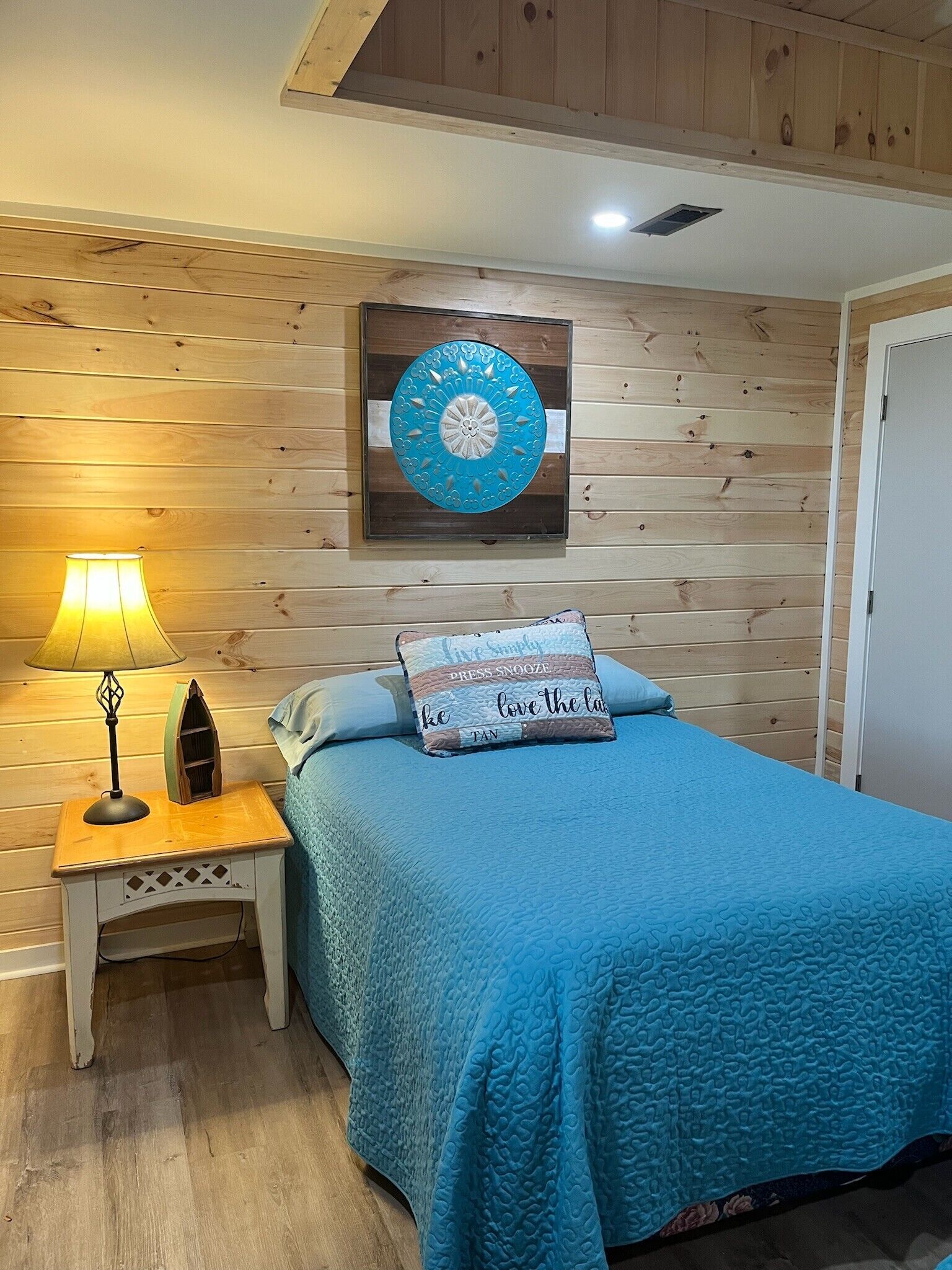 5 bedrooms, desk, iron/ironing board, travel crib