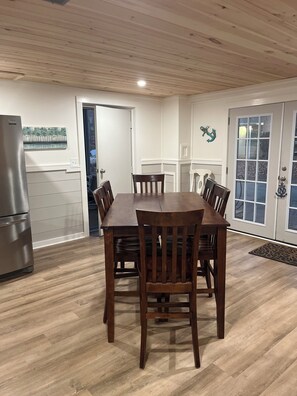 Dining - Peaceful 5-bedroom, 3-bathroom lake front cabin with 2 porches for relaxing. (Lavonia)