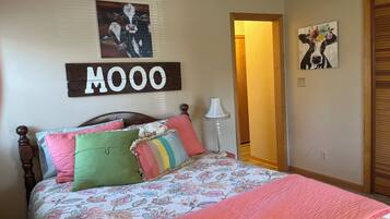 5 bedrooms, desk, iron/ironing board, travel crib