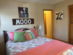 5 bedrooms, desk, iron/ironing board, travel cot - Peaceful 5-bedroom, 3-bathroom lake front cabin with 2 porches for relaxing. (Lavonia)