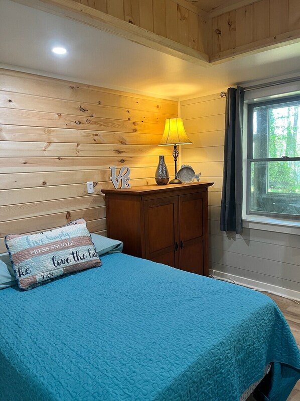 5 bedrooms, desk, iron/ironing board, travel cot