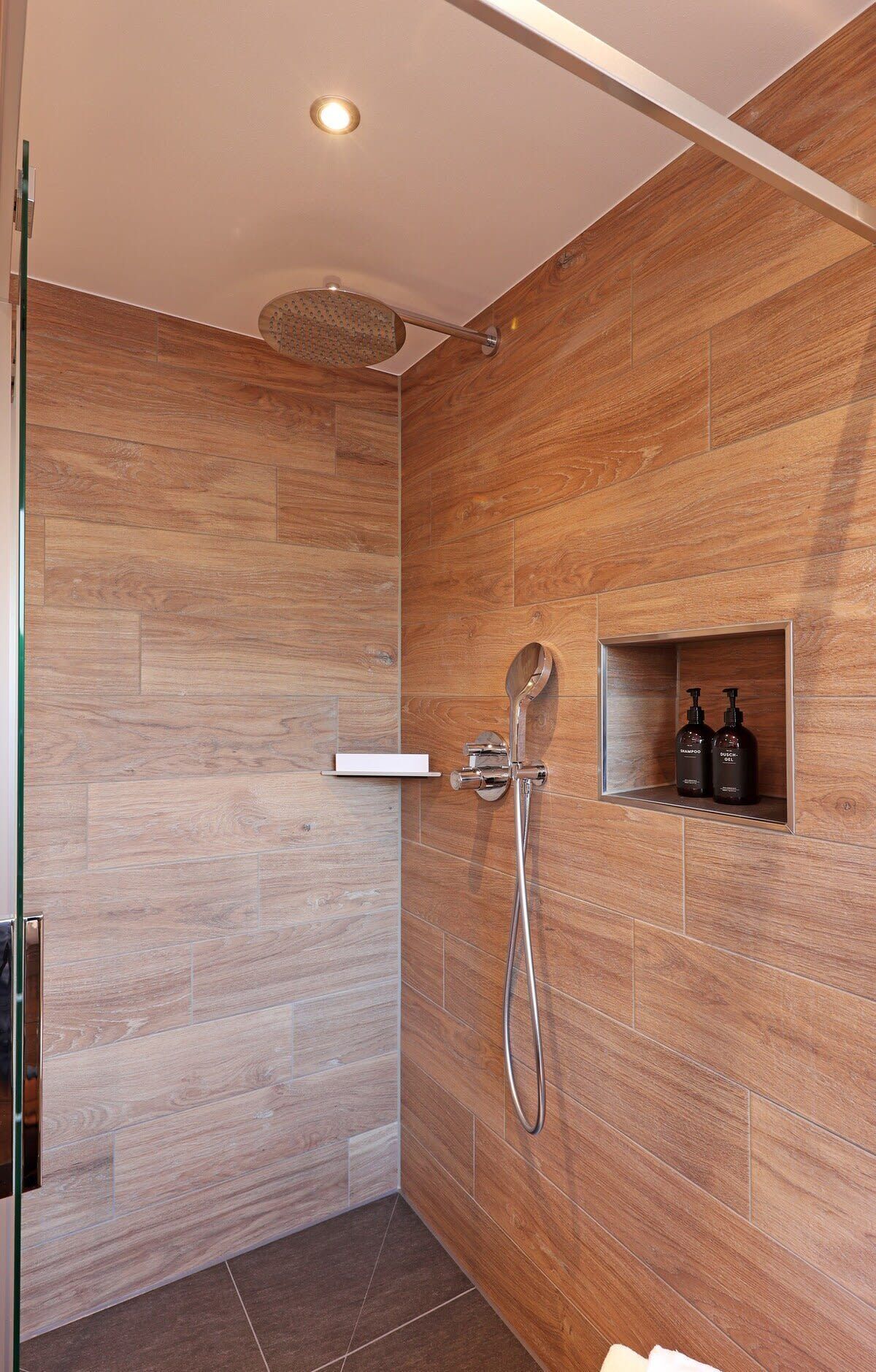 Chuveiro, secador de cabelo, toalhas de banho, shampoo