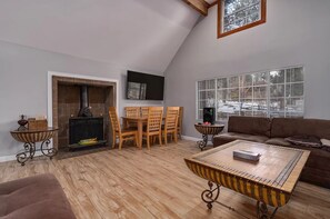 Smart-tv och eldstad