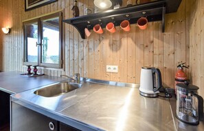 Kühlschrank, Herdplatte, Wasserkocher mit Kaffee-/Teezubehör