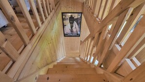 Un escalier en bois avec une affiche représentant une personne qui marche.