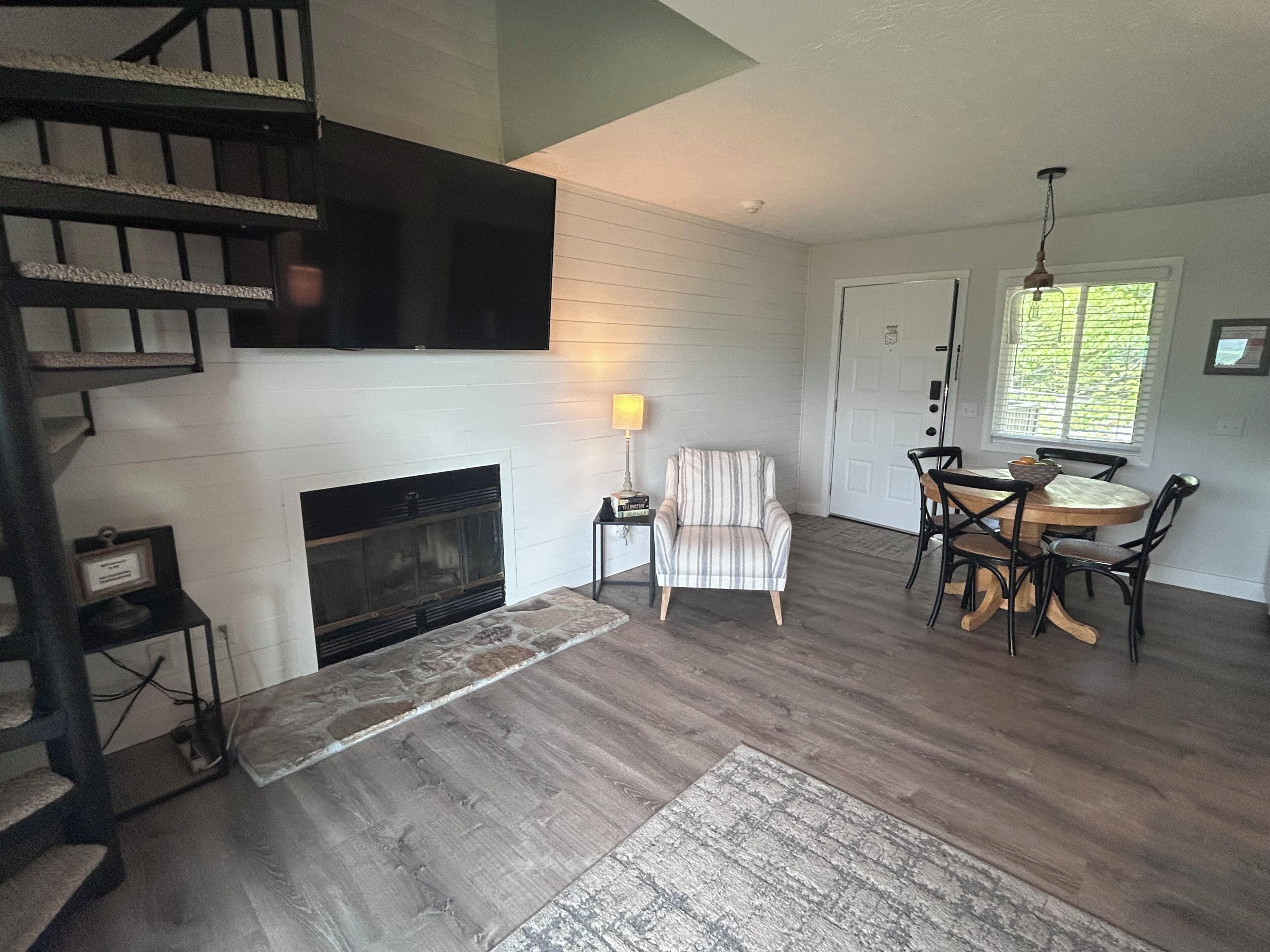 Smart TV y chimenea 