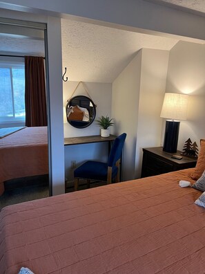 2 chambres, bureau, fer et planche à repasser, accès au Wi-Fi (inclus)