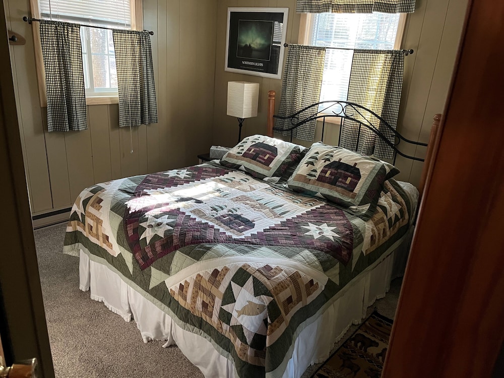 Cozy, lake front cabin on beautiful Stanley Lake Iron River FeWodirekt