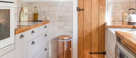 Dishwasher, cookware/dishes/utensils