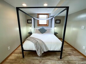 5 bedrooms, desk, iron/ironing board, WiFi