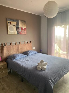 3 quartos, ferros/tábuas de passar roupa, berço de viagem