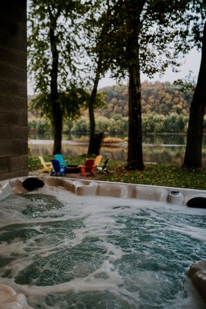 Outdoor spa tub