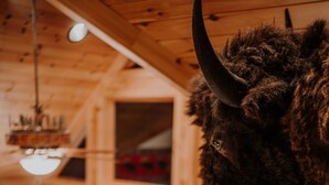 Un interno rustico con travi in legno, un lampadario e un divano confortevole.