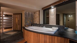 Ein modernes Badezimmer mit freistehender Badewanne, einem Holzkosmetikschrank und einem großen Spiegel.