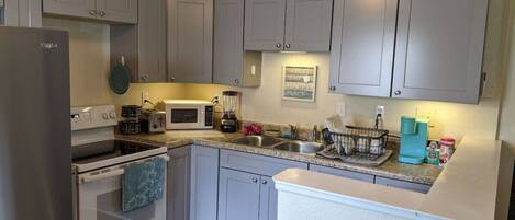 Réfrigérateur, micro-ondes, four, plaque de cuisson