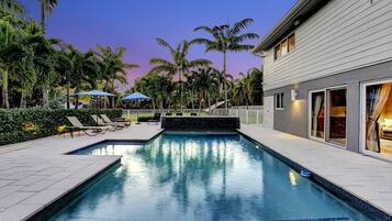 Alberca al aire libre y alberca climatizada