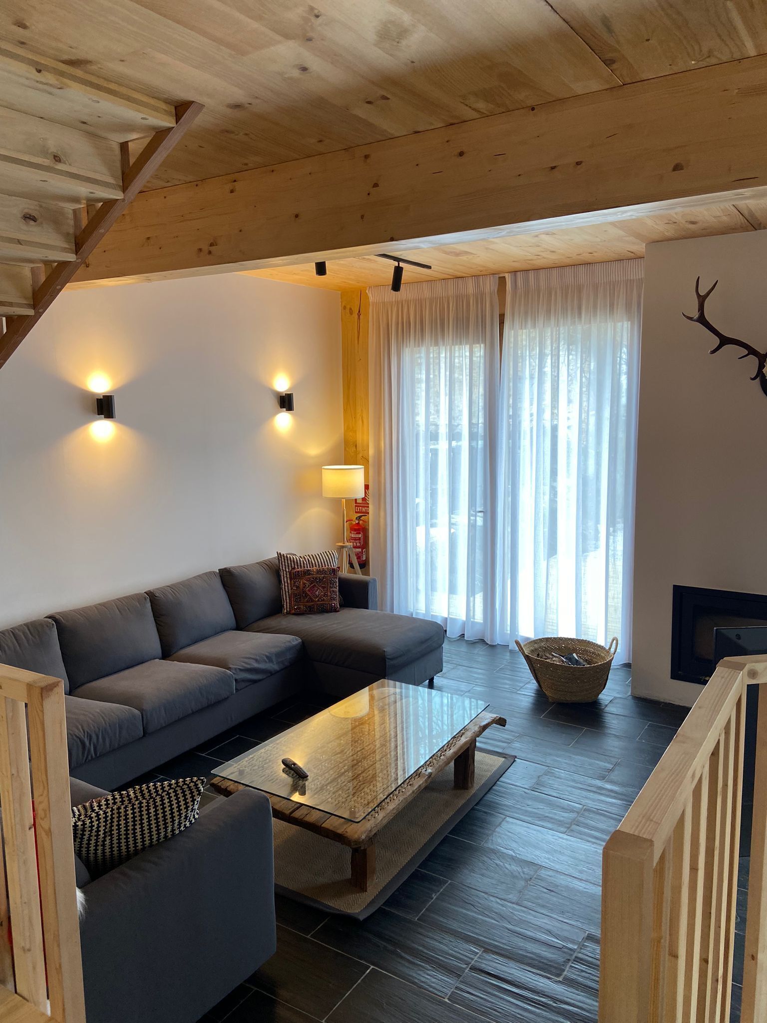 Een smart-tv en een open haard