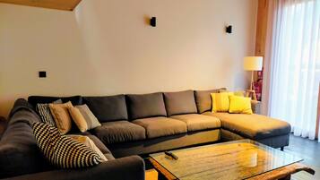 Een smart-tv en een open haard