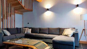 Smart TV, fireplace
