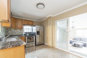 Fridge, microwave, oven, stovetop - Live like a local in chic 3BR/2BA renovated home🏡 (Colmar)