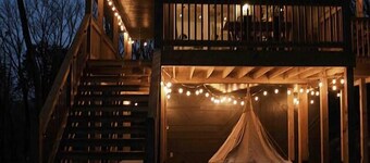 The Haven Treehouse-Luxury w/ hot tub & fire pit