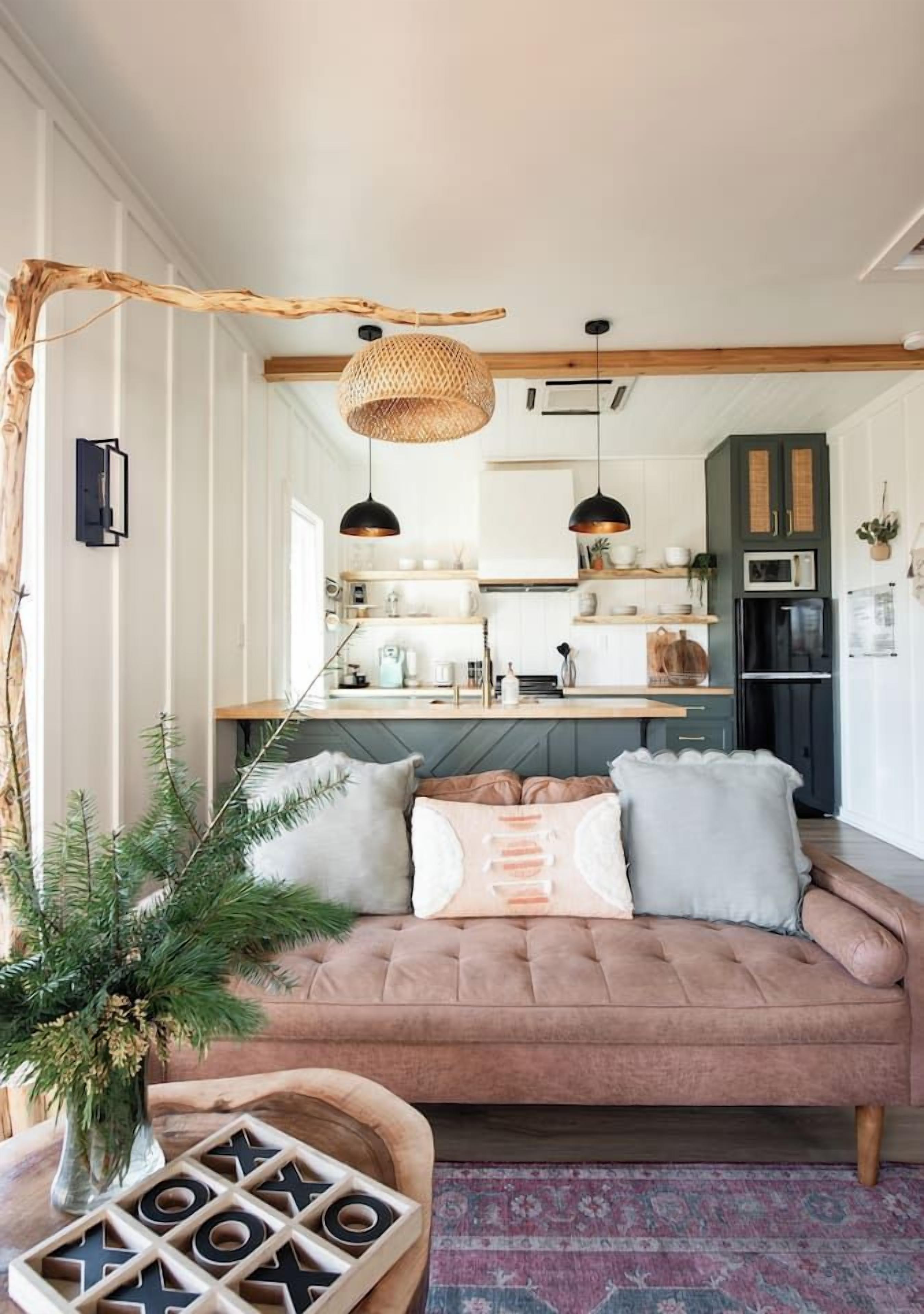 Una sala acogedora con un sofá, una mesa de centro y una planta decorativa.