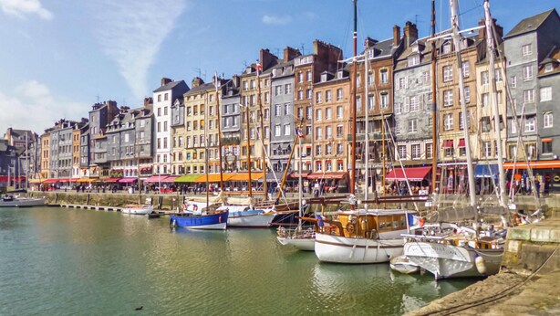 A waterfront with historic buildings and moored boats. - 1 bedroom gorgeous apartment in Blonville-sur-Mer (Blonville-sur-Mer)